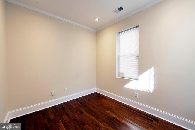 Building Photo - 335 W Girard Ave