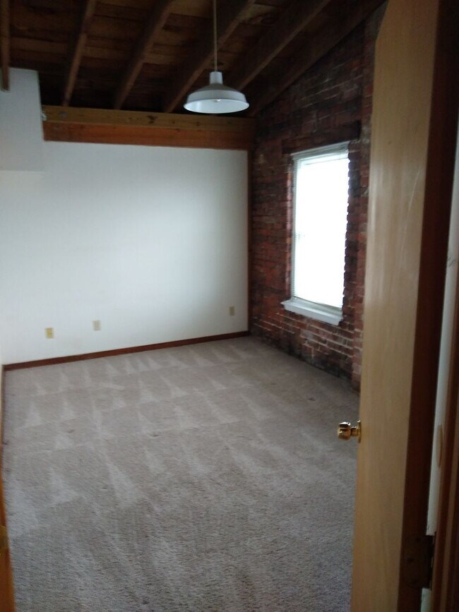 Building Photo - 603 E Colonial Ave
