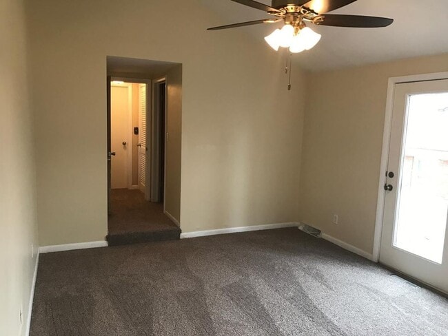 Building Photo - Spacious Rock Island Home with Family Room and Garage!