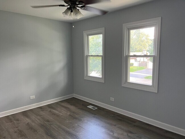 Building Photo - 926 W Aspen Dr