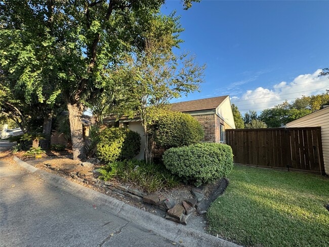 Building Photo - 12800 Briar Forest Dr
