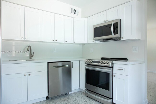 Building Photo - 1226 SW 30th Ave