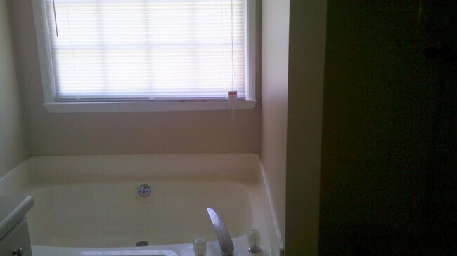 Building Photo - Beautiful 4 Bedroom Lithonia Home!