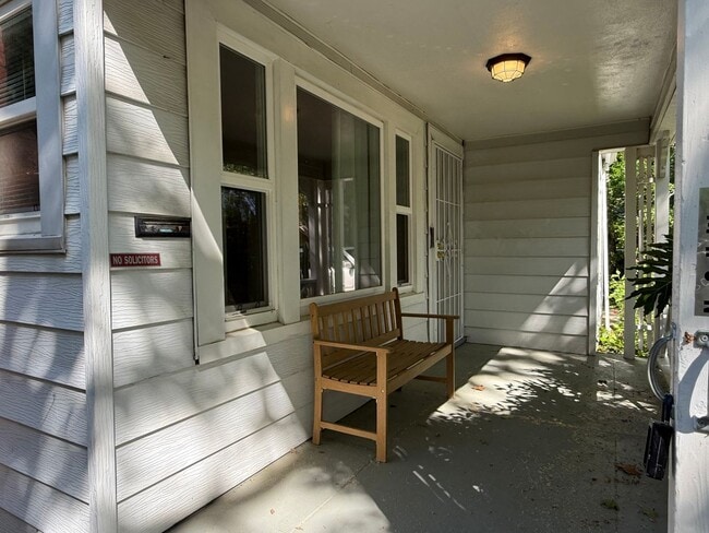 Building Photo - Cozy 2 bed 1 bath available now!