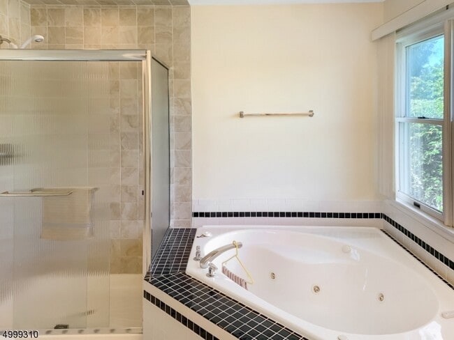 Building Photo - 9 Colonial Ct