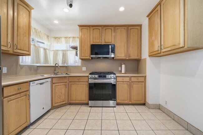 Building Photo - 2 bedroom, den and 1.5 bath, a few blocks of SPHS