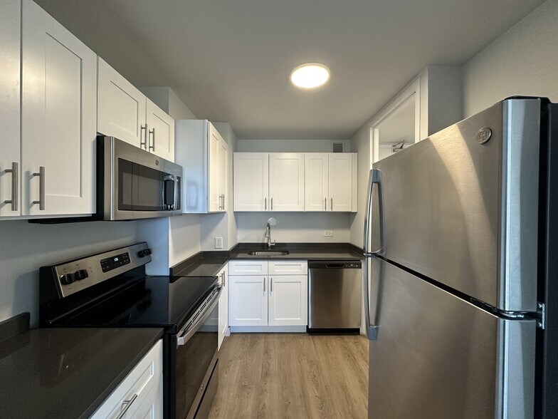 Building Photo - 1349 N Dearborn St