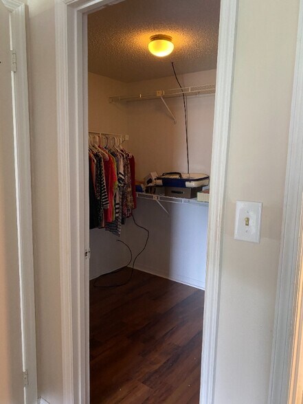 Building Photo - 5831 Plumtree Ct