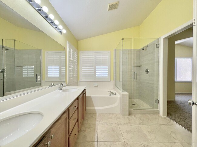 Building Photo - 8159 Dinsmore Dr