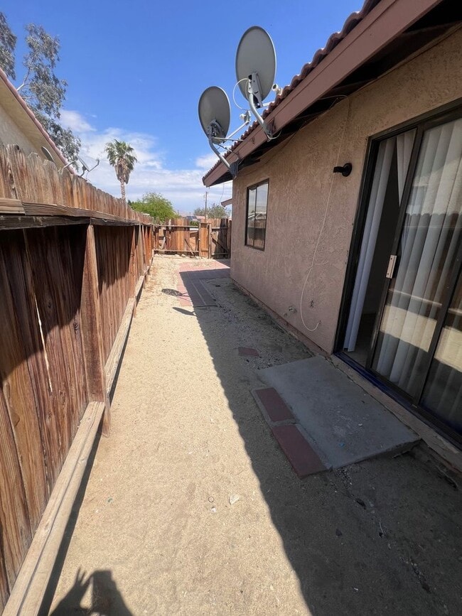 Building Photo - 2-Bedroom Apartment in Desert Hot Springs,...