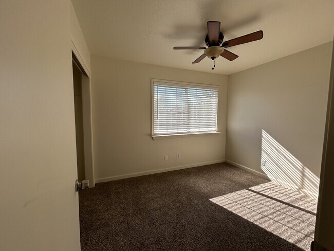 Building Photo - Refreshed 4bed 2bath in Roseville