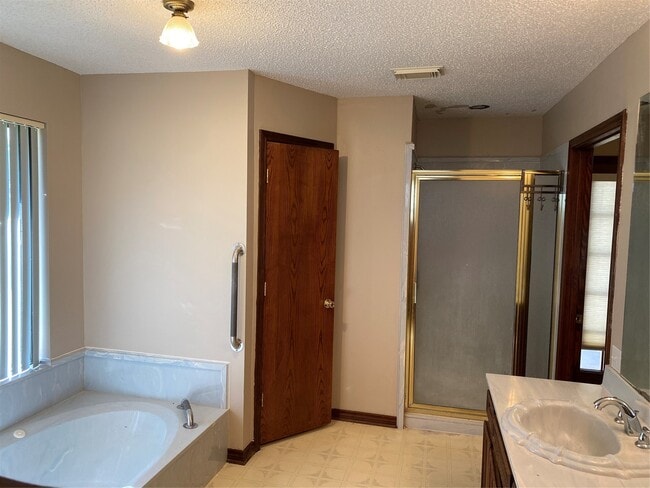 Building Photo - 301 Jansen Dr