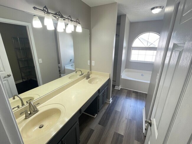 Building Photo - Harbortowne corner lot home with fenced yard and deck!