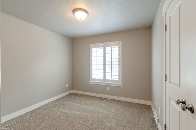 Building Photo - Available Now | American Fork, UT | 5 Bed | 3 Full Bath | Single-Family Home