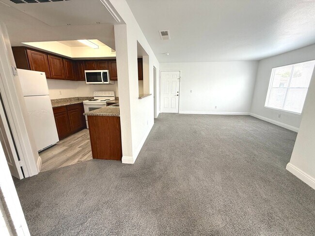 Building Photo - SPACIOUS 2BED/2BATH CONDO ON THE 2ND FLOOR