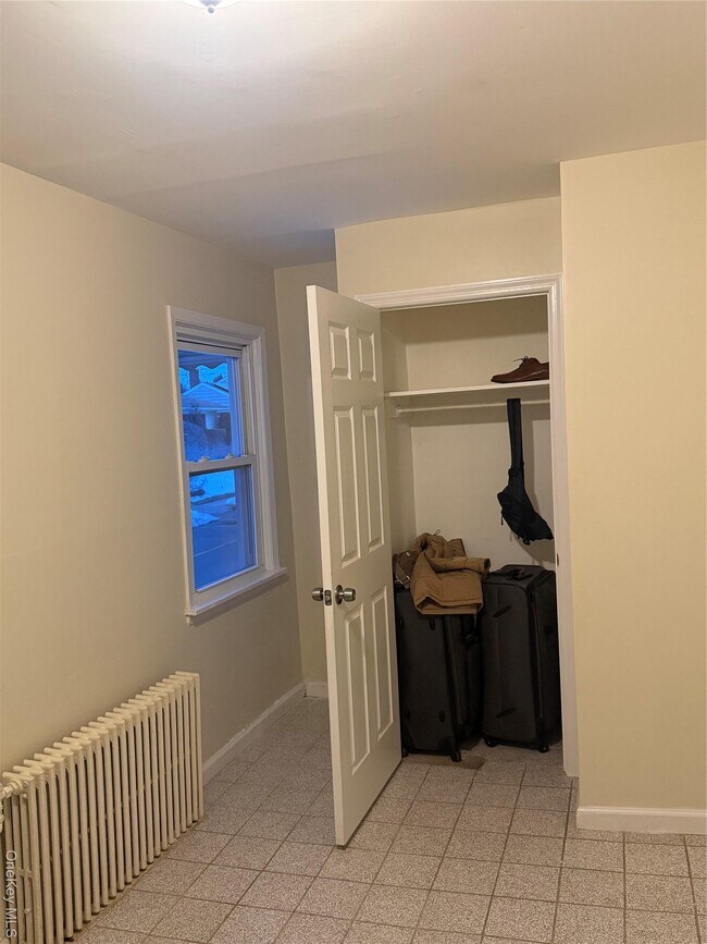 Building Photo - 33 Kingston Ave