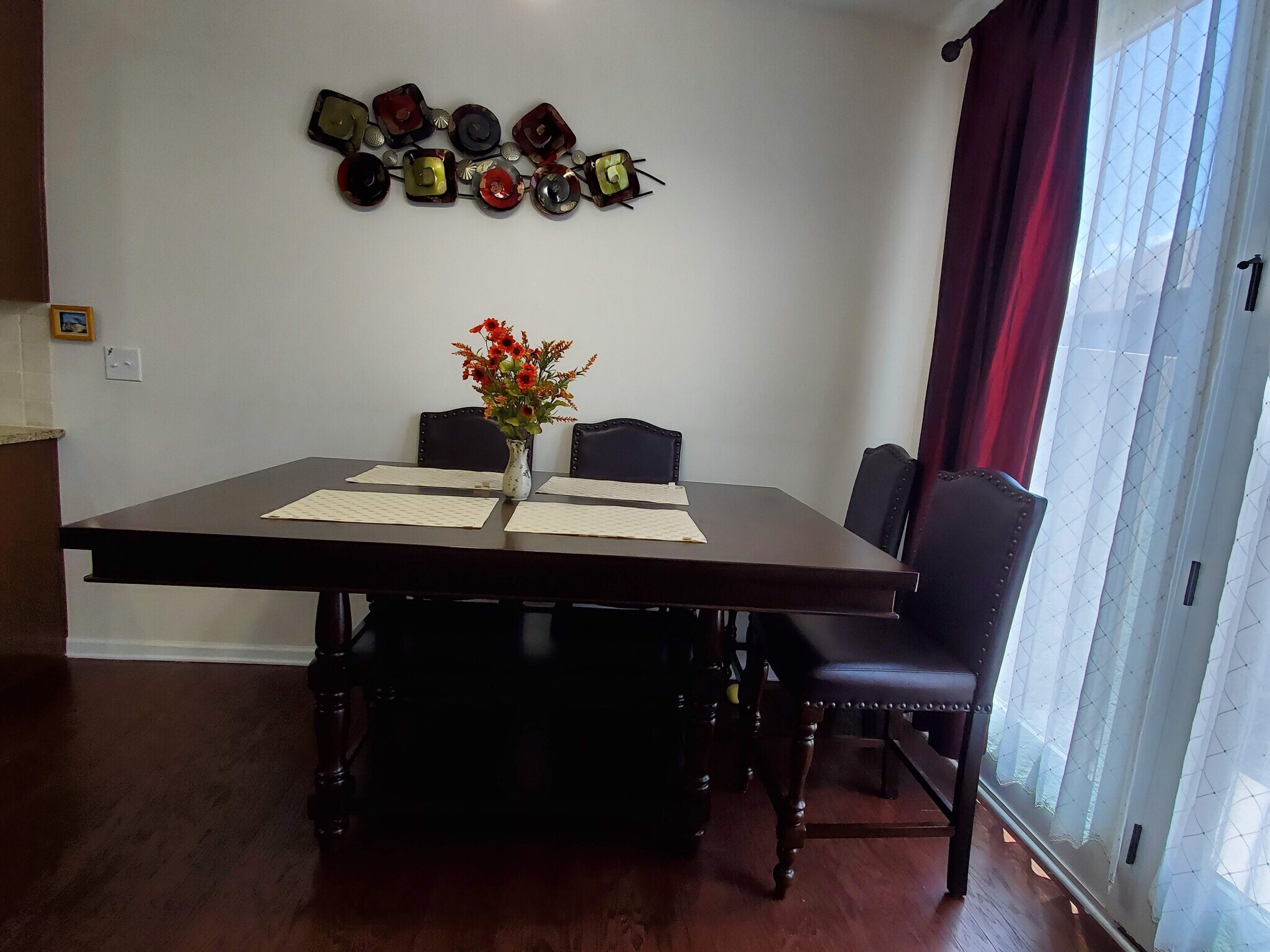 Cafe and Dining - 808 Ayrshire Ave