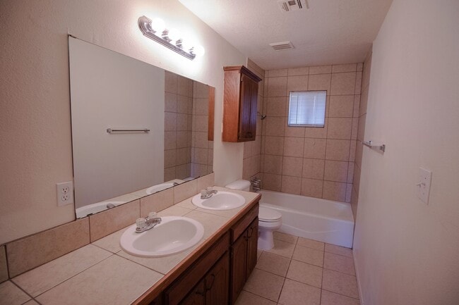 Building Photo - 2204 Lafayette Dr