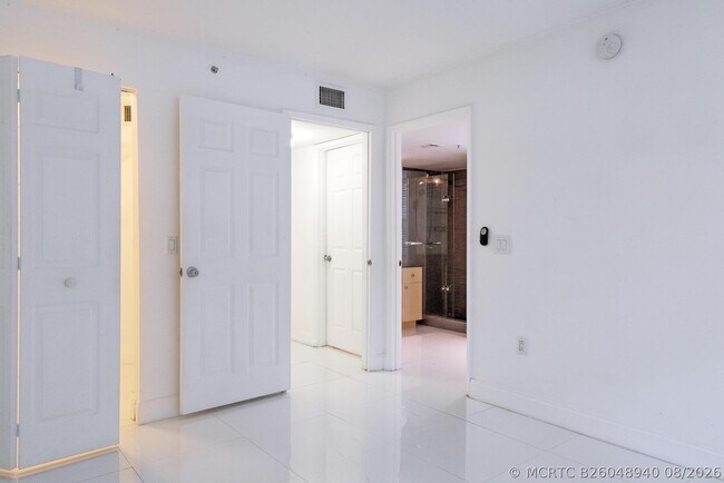 Building Photo - 2451 Centergate Dr