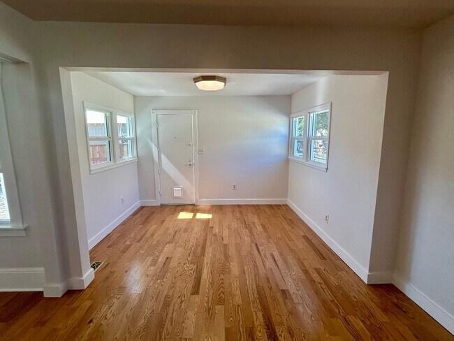 Building Photo - 710 Grove Way