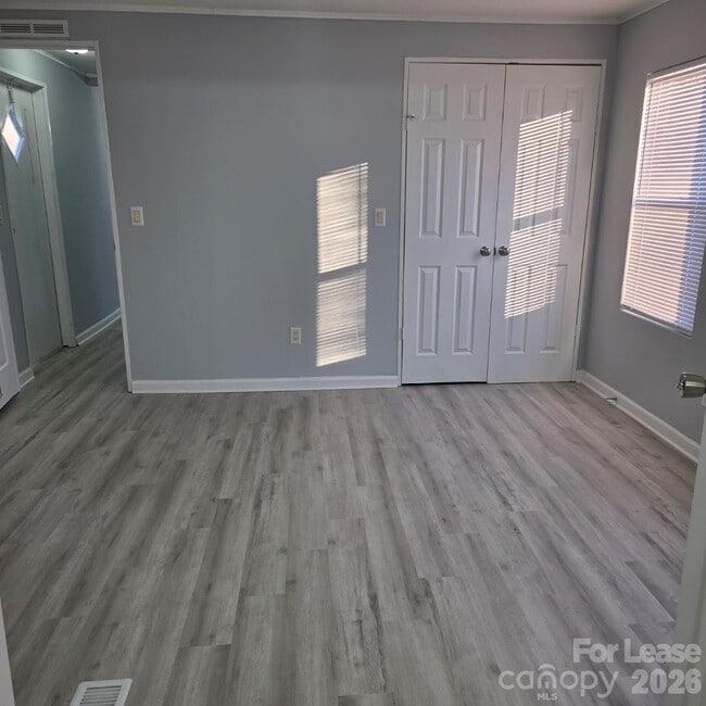 Building Photo - 825 Mountain Crest Dr