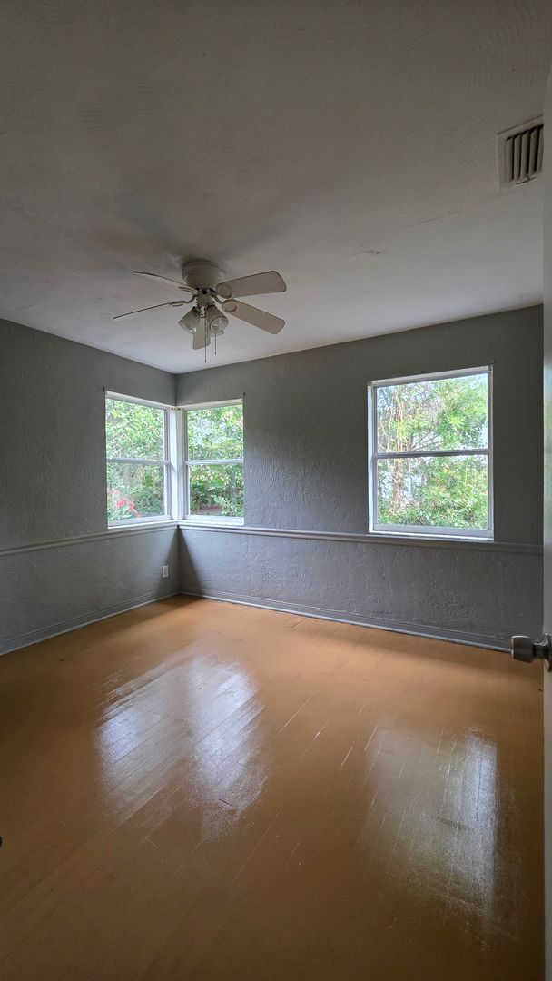 Building Photo - 2 Bedroom 1 Bath Single Family Home w/ Bonus Room