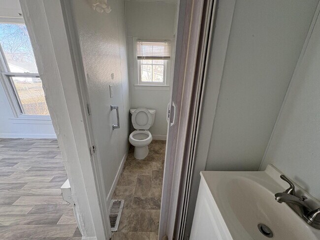 Building Photo - Move in ready home for lease.