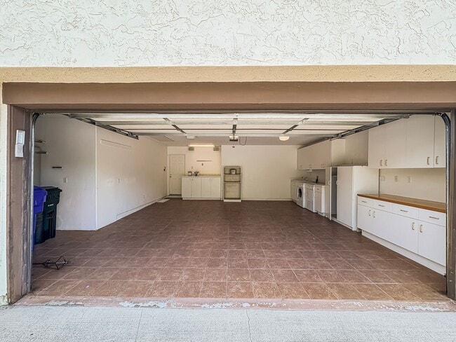 Building Photo - Gorgeous 2B+Office/2BA Townhouse w/ Golf C...