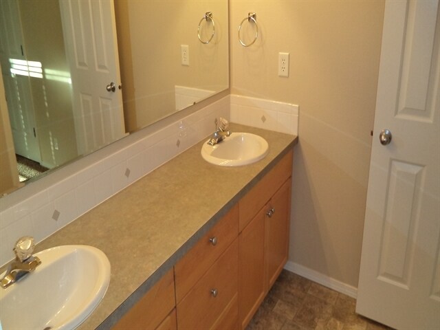 Building Photo - 1439 W Crenshaw St