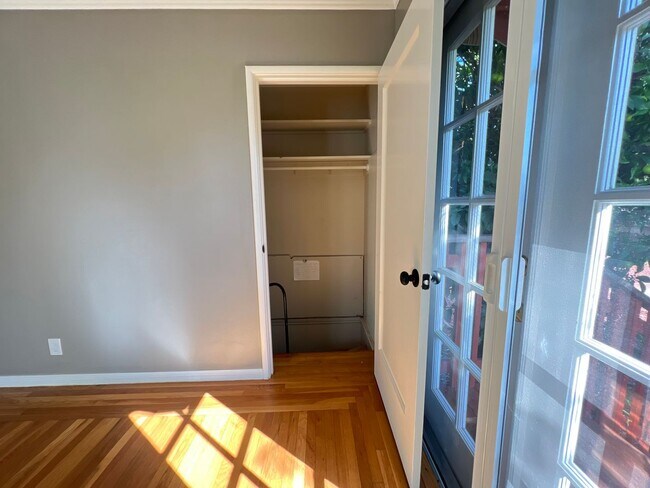 Building Photo - 2 Bedroom/1 Bath Available in Oakland!