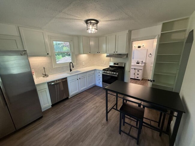 Building Photo - 2901 Lindsay Ave