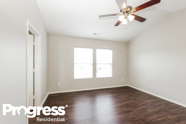 Building Photo - 910 Willow Wind Dr