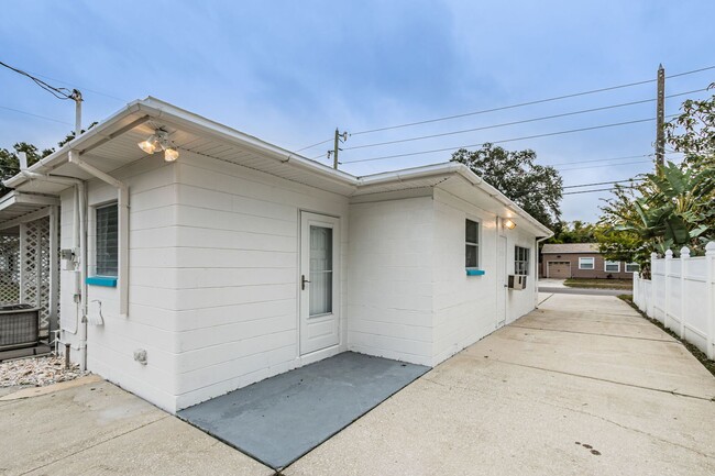 Building Photo - Central Gulfport - 3 Bedroom 2 Bath Home