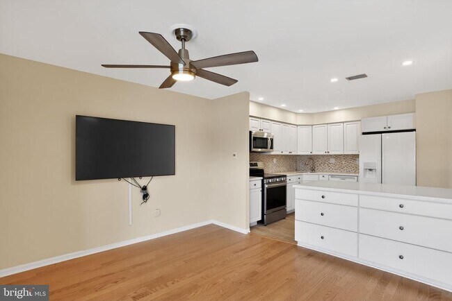 Building Photo - 215 Haddonfield Cmns