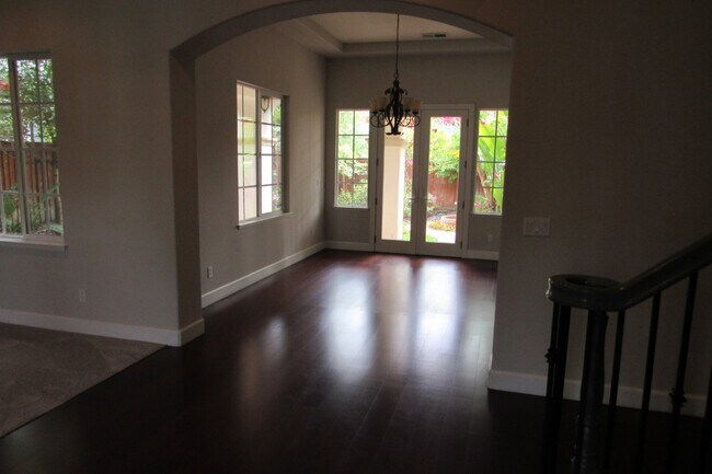 Building Photo - Gorgeous 5 Bed/4.5 Bath with Office in Perfect San Ramon Location