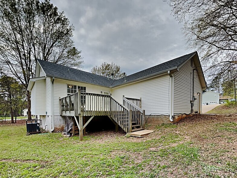 Building Photo - 205 N Willow Ct