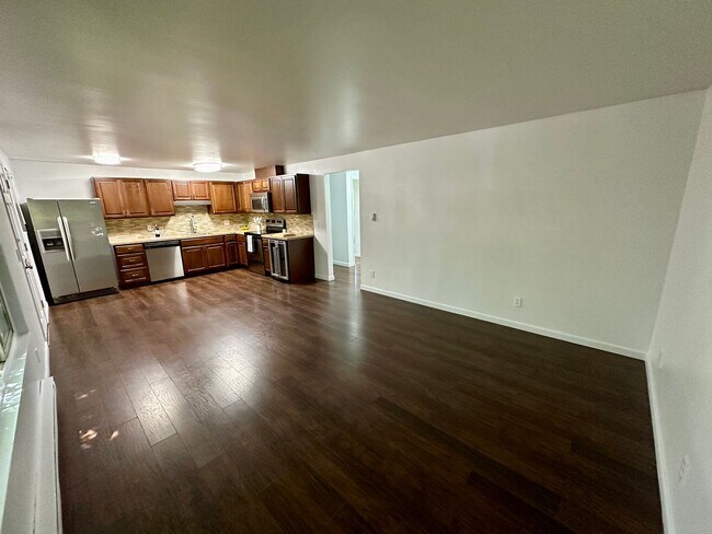 Building Photo - Spacious 2-Bed with Washer/Dryer, Dishwash...