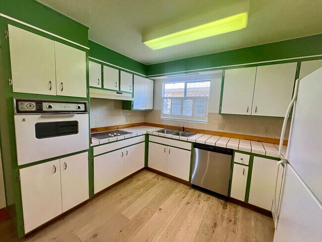 Building Photo - Charming 3 Bedroom 2 Bath home with large ...