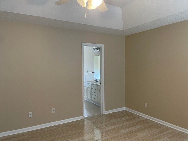 Building Photo - 1247 Carriage Dr