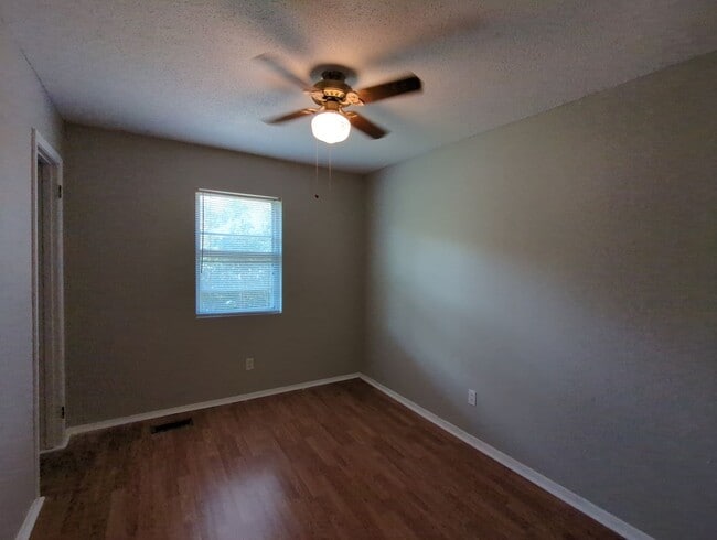 Building Photo - 3 Bedroom House in Harrison