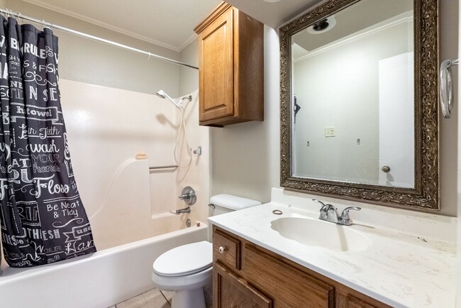 Building Photo - Updated 2 Bed / 1.5 Bath Townhouse in the Heart of Maumelle — $1,000/Month