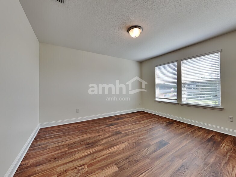 Building Photo - 3255 Roundabout Dr