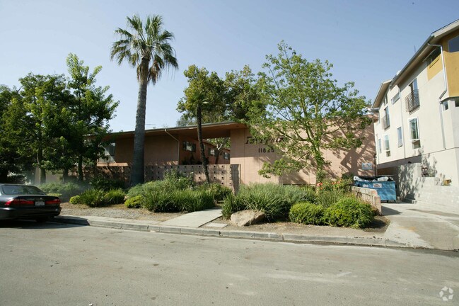 Building Photo - Twin Palms