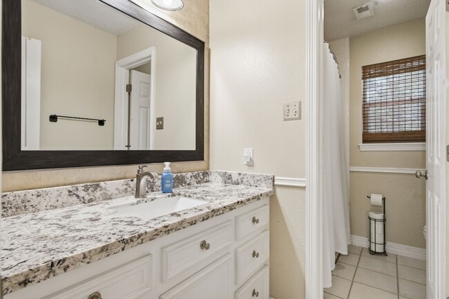 Building Photo - 223 Pin Oak Ln