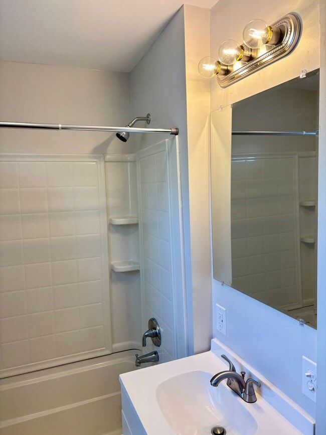 Building Photo - Check Out This 4-Bed/1-Bath House in Bluff...