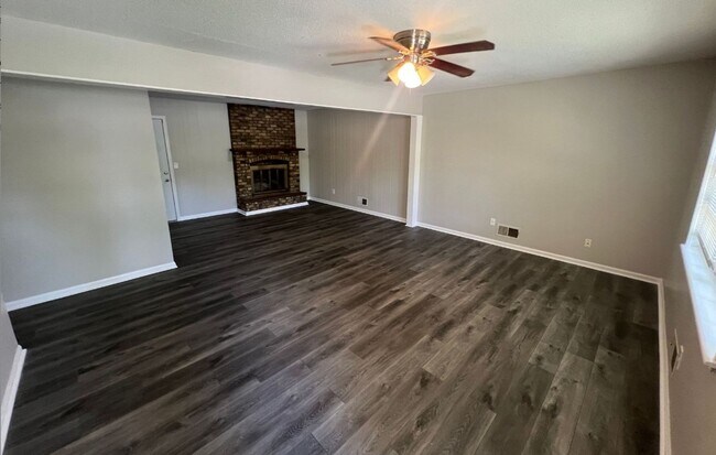 Building Photo - Spacious 3 Bedroom Home with Bonus Basement Space!