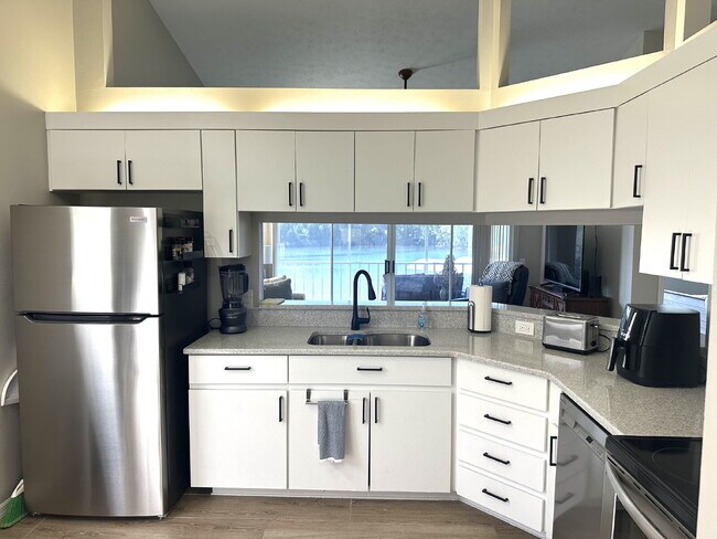 Building Photo - Fully Furnished Waterfront Condo For Rent!