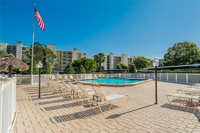 Building Photo - 2900 Cove Cay Dr