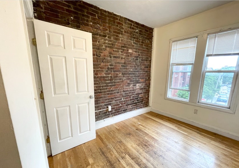 Primary Photo - 733 Parker St