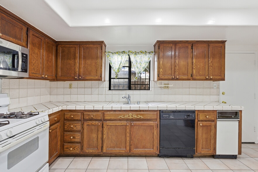 Building Photo - 1348 N Orange Dr